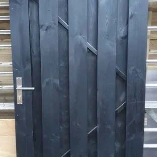 Geimpregneerde zwarte Jumbo deur 15 x 140 mm met  zwart gepoedercoat staalframe 90x180cm  incl. cilinderslot RVS (eigen productie)